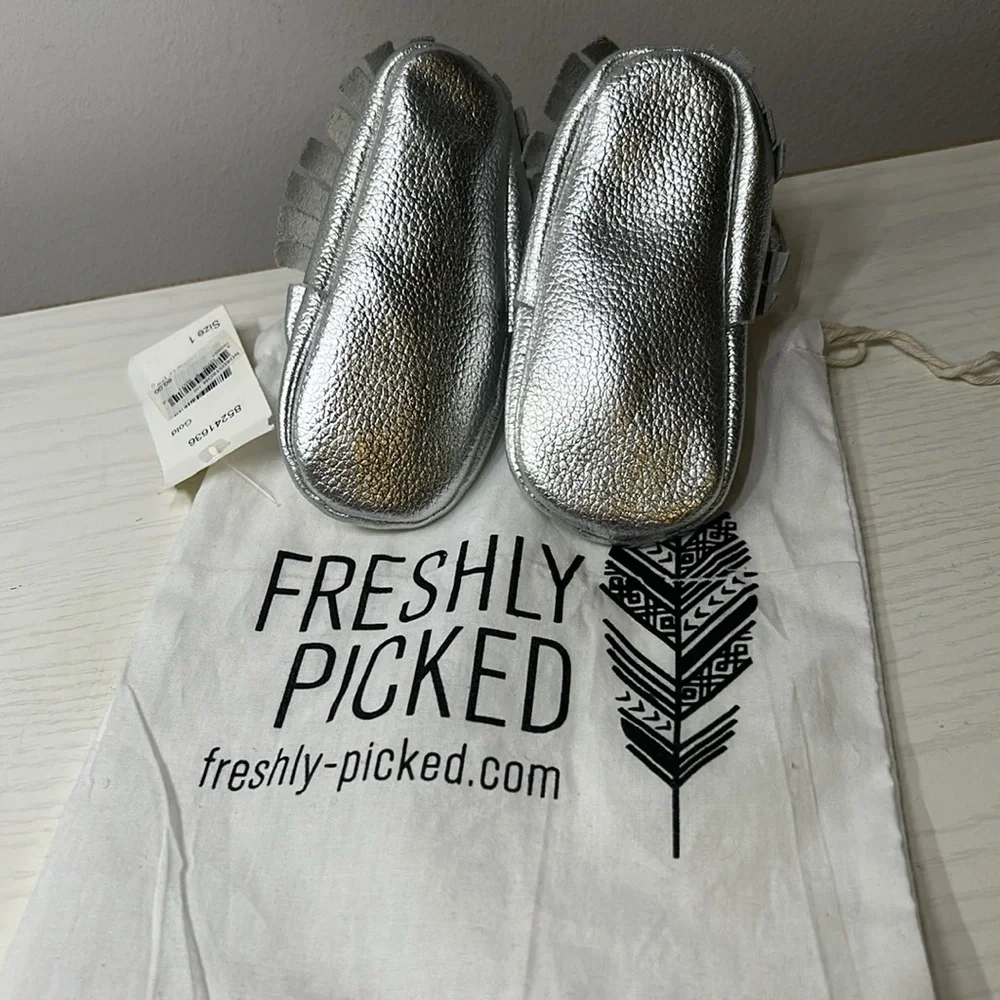 NWT Freshly Picked Silver Baby Moccasins with Bow Detail Size 1